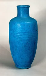 Vase in Form einer Flasche mit geradem Hals